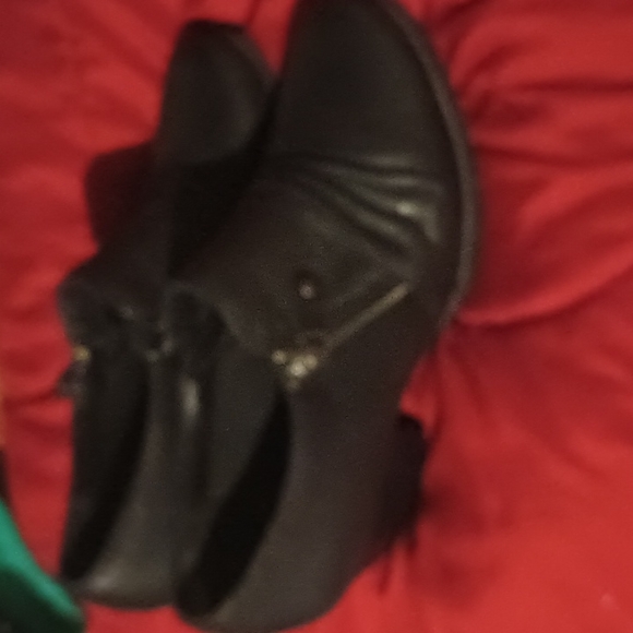 WEAR EVER Very cute Blk Leather ankle booties  crinkle style with low heel - Picture 6 of 6